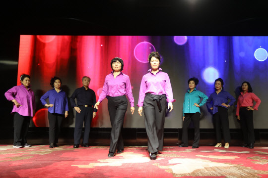 아세아평생교육원, 시니어 모델 과정 '그레이 온 더 스테이지 1기 졸업 패션쇼'.<아세아평생교육원 제공>